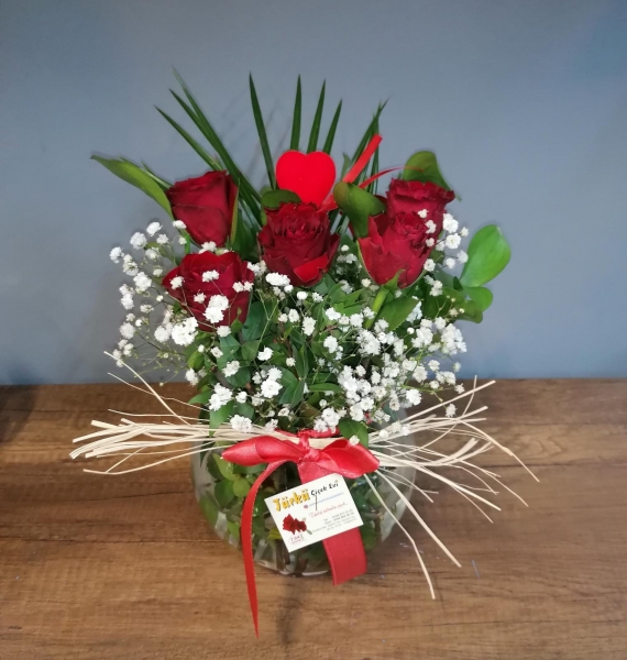 vazoda kırmızı gül