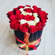 Kutuda Aşkın Baş Harfi Kırmızı Gül Aranjman